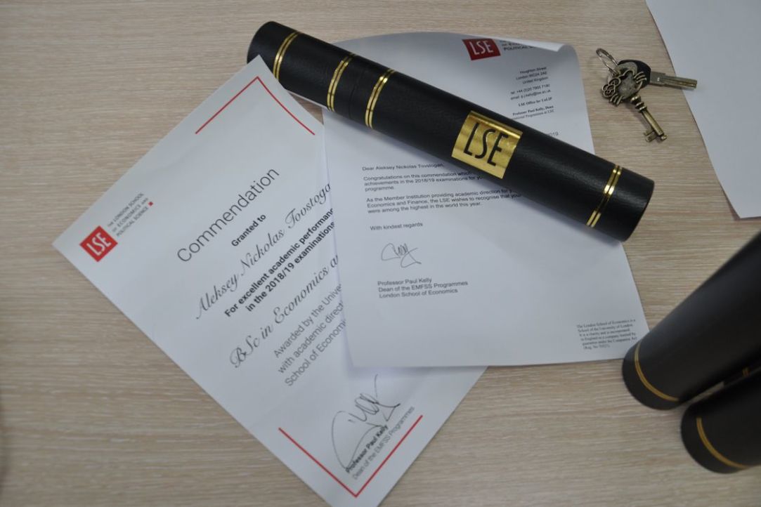Иллюстрация к новости: Трудности делают сильнее: лондонские эксперты оценили успехи студентов МИЭФ в 2020-м